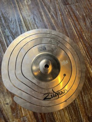 "Image of 10" Zildjian Spiral Stacker K0859 met uniek spiraalvormig ontwerp voor dynamische drumtexturen."