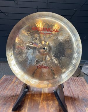 "Image of 18" Zildjian Oriental China A0618 bekken met donkere, explosieve klank voor diverse muziekstijlen."