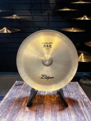 "Image of 18-inch Zildjian Avedis China Low bekken met diepe, donkere klank en heldere attack."