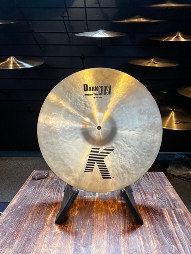 "Image of 18-inch Zildjian Dark Medium Thin Crash met warme, donkere klank en heldere articulatie."