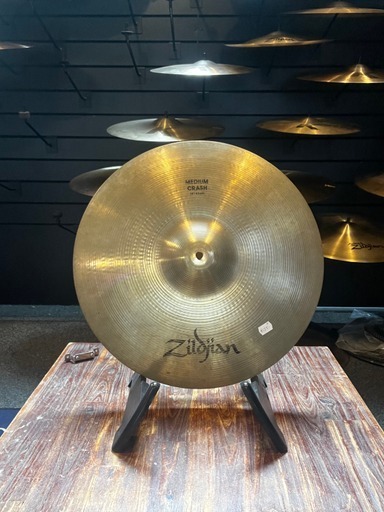 "Image of 18-inch Zildjian Medium Crash bekken met dynamische klank en krachtige punch."