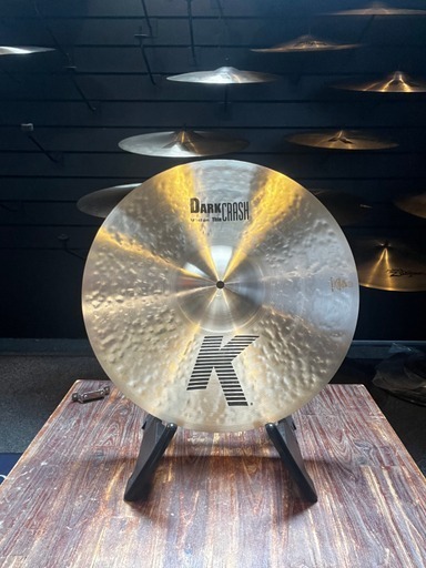 Image of 18-inch Zildjian Dark Thin Crash bekken met donkere warmte en expressieve klanken."