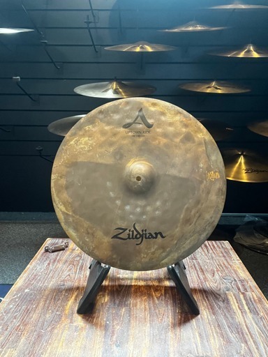 "Image of 18-inch Zildjian A Uptown Ride bekken met heldere, gedefinieerde klank en levendige bel."