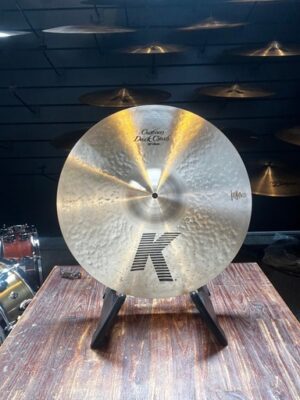 "Image of 18-inch Zildjian K Custom Dark Crash bekken met warme, expressieve klank en traditionele afwerking."