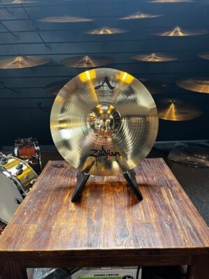 "Image of 18-inch Zildjian A Custom Medium Crash-bekken met heldere boventonen en een warme klank."