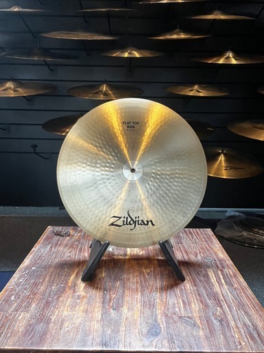 "Image of 18-inch Zildjian Flat Top Ride bekken met heldere ping en warme toon."