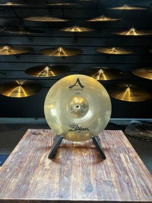 "Image of 14-inch Zildjian Avedis A Custom crash bekken met helder geluid en briljante afwerking."