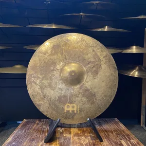 Afbeelding van Meinl Byzance 21" Transition Ride bekken met handgehamerde B20-bronzen constructie, biedt dynamische en veelzijdige klanken.