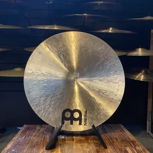 Afbeelding van de 21'' Meinl Byzance Medium Ride met traditionele afwerking, handgehamerd B20-brons voor een veelzijdige klank.