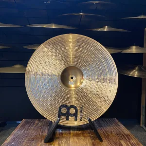 Afbeelding van de 20'' Meinl Classics Medium Ride met briljante afwerking, ideaal voor veelzijdige sounds in rock en popmuziek.