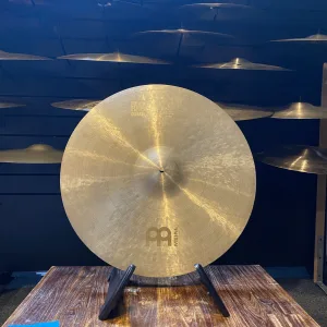 Afbeelding van de 20'' Meinl R&D Ride met een ruwe handgehamerde afwerking, biedt donkere, droge tonen voor jazz en experimentele muziek.