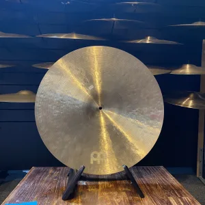 Afbeelding van de 20'' Meinl R&D Ride met een ruwe handgehamerde afwerking, biedt donkere, droge tonen voor jazz en experimentele muziek.